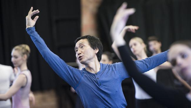 Li Cunxin takes a class.