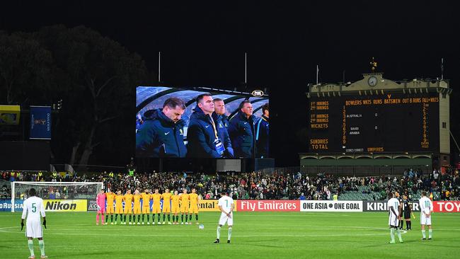 The Socceroos players observe a minute’s silence prior to the start of the match. Photo: Daniel Kalisz/Getty Images