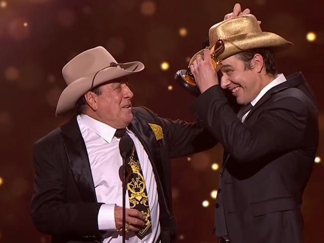 Samuel Johnson gets a gold hat from Molly Meldrum at the 2017 Logie awards.