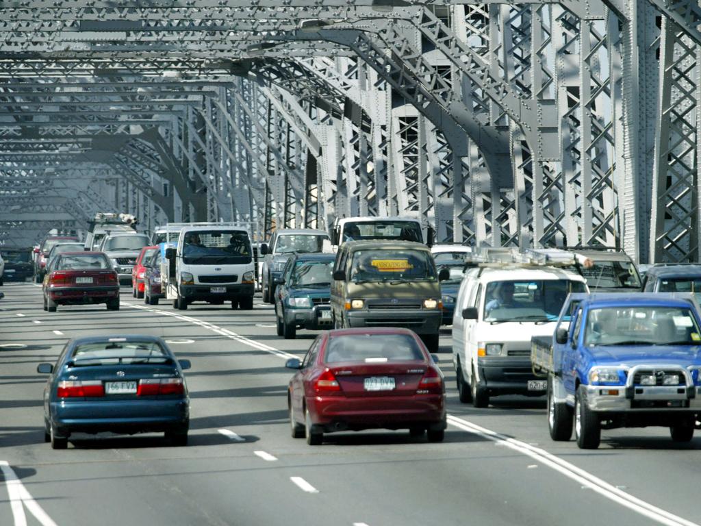 Traffic on the Story Bridge in 2004.