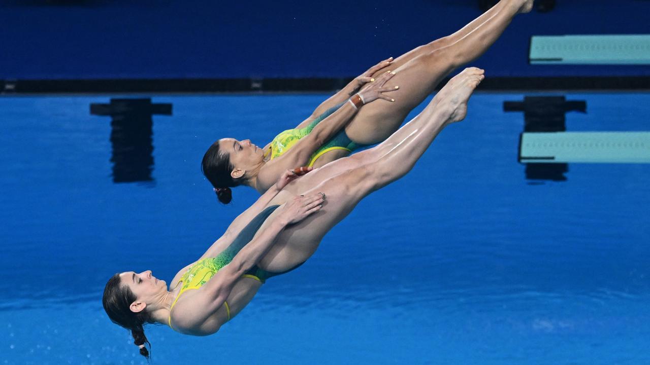 Australia's Maddison Keeney and Anabelle Smith were in sync early in the competition. (Photo by Sebastien Bozon/AFP)