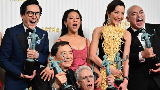 Actors Michelle Yeoh, Ke Huy Quan, Stephanie Hsu, Jamie Lee Curtis, James Hong, and cast pose with the award for Outstanding Performance by a Cast in a Motion Picture for 