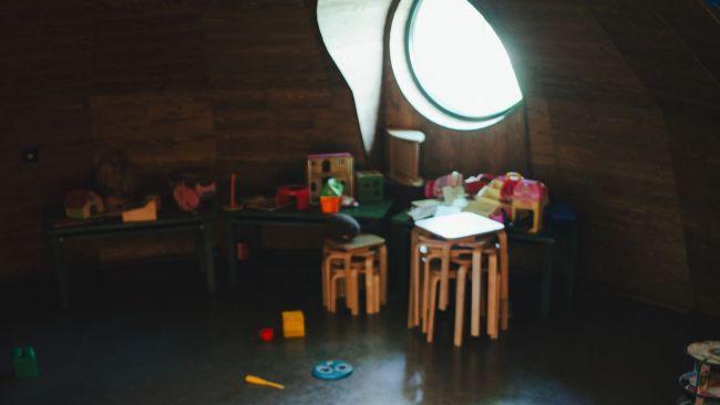 A mother has asked if it's normal for a Montessori centre to leave their lights off during the day. Image: iStock