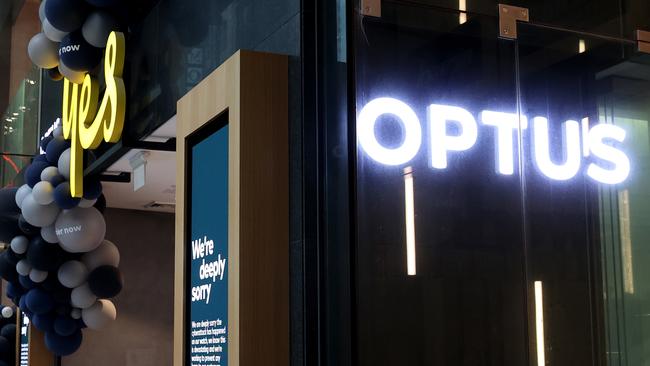 An Optus public service message is displayed inside an Optus store in Sydney. Picture: Brendon Thorne/Getty Images)