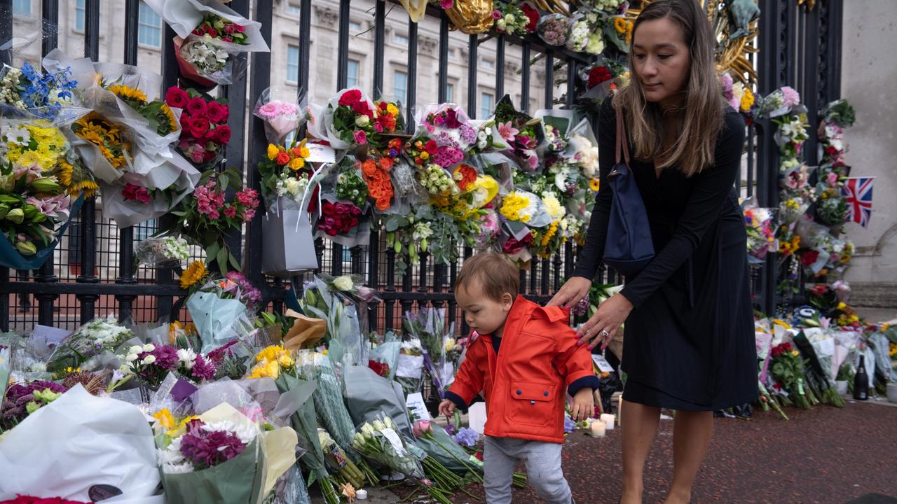 Thousands mourners left flowers for the Queen at Buckingham Palace. Picture: Carl Court/Getty Images