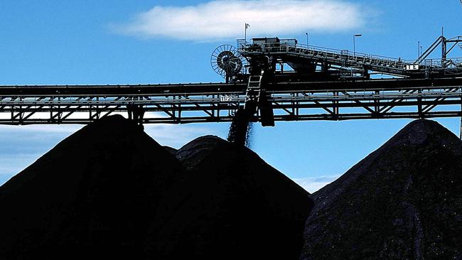 An undated handout photograph from Anglo American Plc shows coal being stockpiled at the Moura coal mine in Australia, released to the media on Monday, June 22, 2009.  Xstrata Plc, the Swiss metals company that sold shares in London seven years ago, is seeking a merger with Anglo American Plc  to create a mining group that would rival BHP Billiton Ltd., the world's largest. Source: VisMedia via Bloomberg News EDITOR'S NOTE: NO SALES. EDITORIAL USE ONLY.