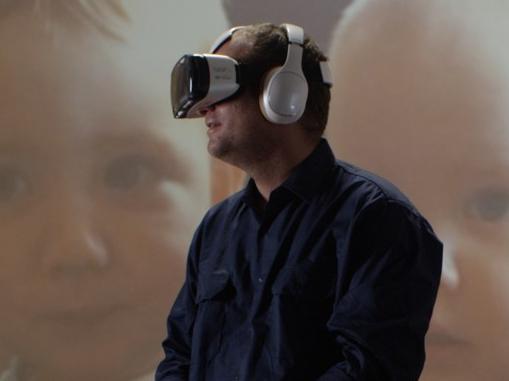 Jason Larke watches his son's birth from 4000km away on a Samsung Galaxy VR headset