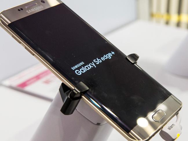 NEW YORK, NY - AUGUST 21: The new Samsung Galaxy S6 Edge sits on display in a store on August 21, 2015 in New York, United States. Samsung released two new phones for sale today: the Galaxy Note 5 and the Galaxy S6 Edge. Andrew Burton/Getty Images/AFP == FOR NEWSPAPERS, INTERNET, TELCOS & TELEVISION USE ONLY ==