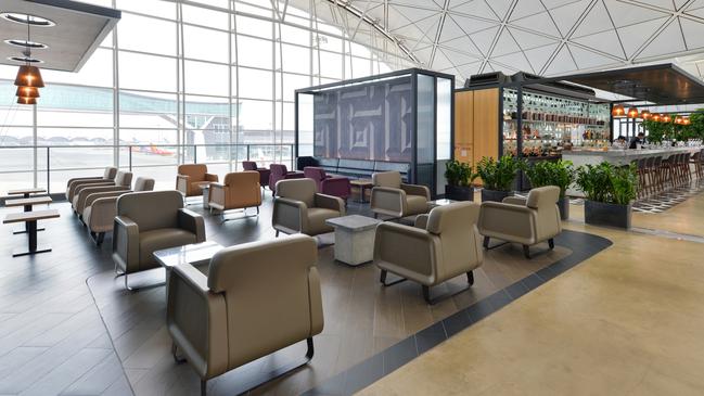 The Qantas lounge at Hong Kong International Airport has reopened.