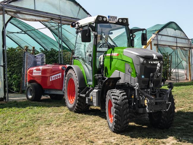 The Fendt e100 V Vario is  a battery-electric  narrow-gauge tractor for use in enclosed  spaces or anywhere with narrow access.