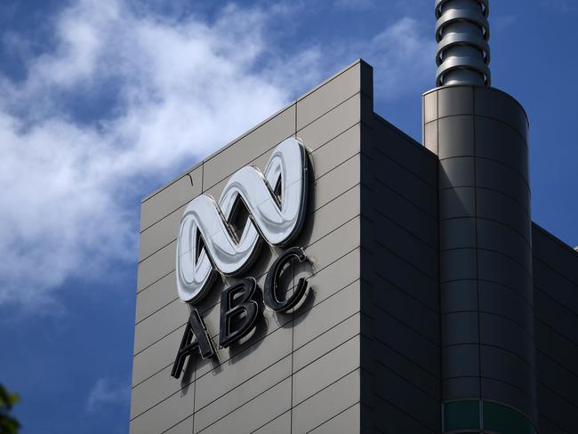 The logo for Australia's public broadcaster ABC is seen on its head office building in Sydney on September 27, 2018. - Australia's much-loved public broadcaster scrambled to salvage its hard-won reputation for impartiality on September 27, forcing out its chairman who stood accused of intervening in coverage to please the current government. (Photo by Saeed KHAN / AFP)