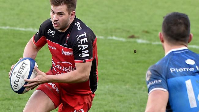 Toulon's winger Drew Mitchell (L) runs with the ball during the French Top 14 rugby union match between Castres and Toulon on November 19, 2016. / AFP PHOTO / REMY GABALDA