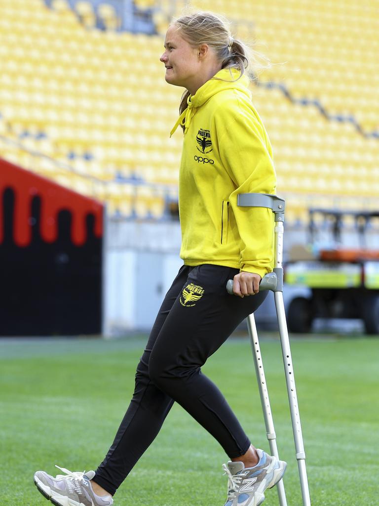 Grace Wisnewski on crutches. Picture: Hagen Hopkins/Getty Images