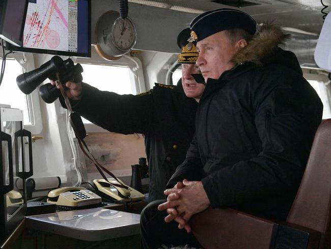 TOPSHOT - Russian President Vladimir Putin watches the joint drills by the Northern and Black Sea Fleets from onboard the cruiser Marshal Ustinov in the Black Sea off the coast of Crimea on January 9, 2020. (Photo by Alexey DRUZHININ / SPUTNIK / AFP)