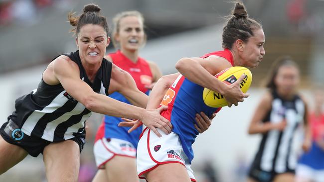 Harriet Cordner breaks to break a Sharni Layton tackle.