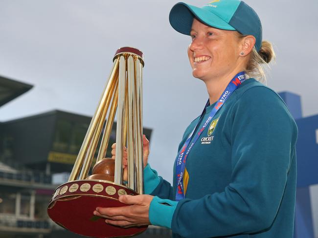 TAUNTON, ENGLAND - JULY 18: Alyssa Healy of Australia with the trophy after retaining the Ashes after the Women's Ashes 3rd We Got Game ODI match between England and Australia at The Cooper Associates County Ground on July 18, 2023 in Taunton, England. (Photo by Steve Bardens/Getty Images)