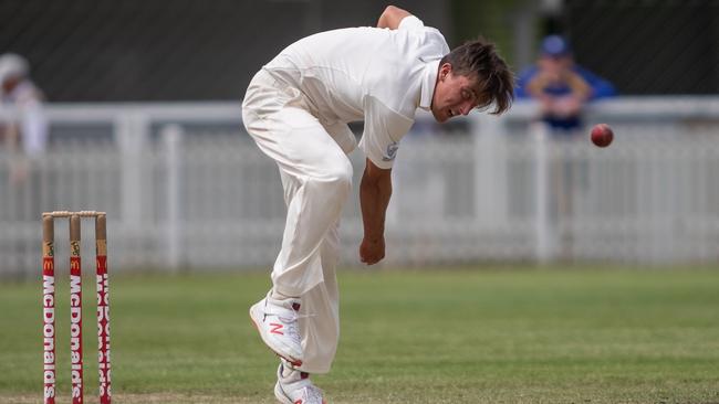 Zak Honeybrook bowling in 2018. (AAP Image / Julian Andrews).