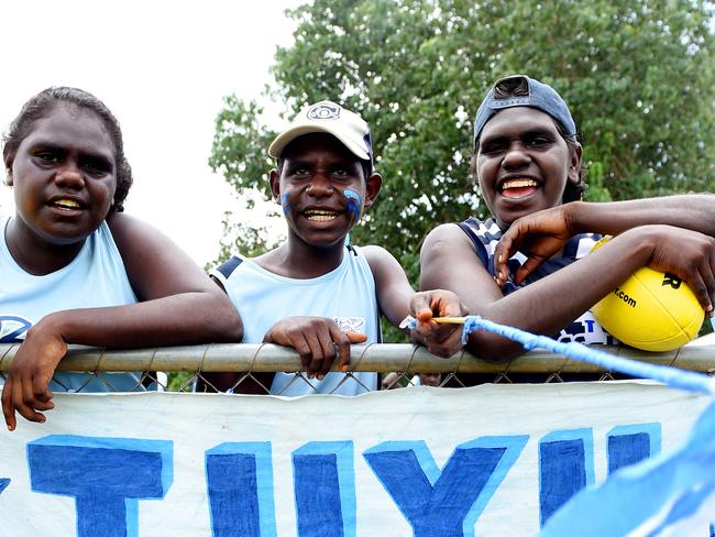 Tuyu Buffaloe supporters Marion Fernando, Peter Orsto and Katiline Kerinaiua. PICTURE: Elise Derwin