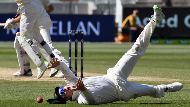 TOPSHOT - Australia's Steve Smith drops a catch from England batsman Alastair Cook on the second day of the fourth Ashes cricket Test match at the MCG in Melbourne on December 27, 2017. / AFP PHOTO / WILLIAM WEST / --IMAGE RESTRICTED TO EDITORIAL USE - STRICTLY NO COMMERCIAL USE--