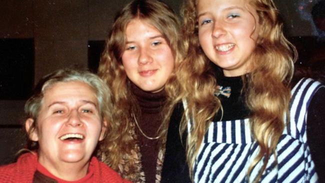 The late playwright, poet and mother of six Dorothy Hewett <br/>with her daughters Kate, left, and Rozanna Lilley in about <br/>1976-77.