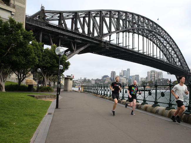 SYDNEY, AUSTRALIA : NewsWire Photos - NOVEMBER 06 2024; People are seen jogging along the harbour foreshore path early this morning with a view of the Sydney Harbour Bridge in the background. Picture: NewsWire / Gaye Gerard