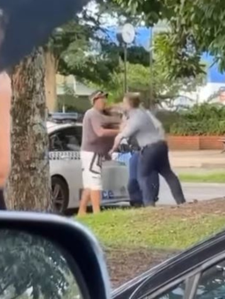 Wild footage emerges of NSW cop punching a man in the face | news.com ...