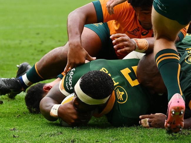 South Africa skipper Siya Kolisi scores a try. Picture: Getty Images