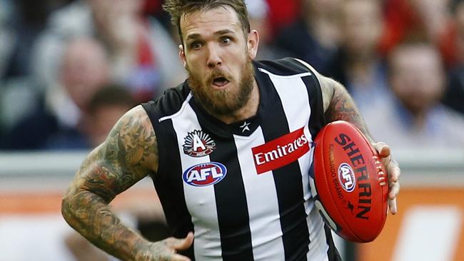 AFL Round 6. Anzac Day clash.  Collingwood v Essendon at the MCG. Dane Swan gives Cale Hooker the slip. Pic: Michael Klein. Friday April 25, 2014.