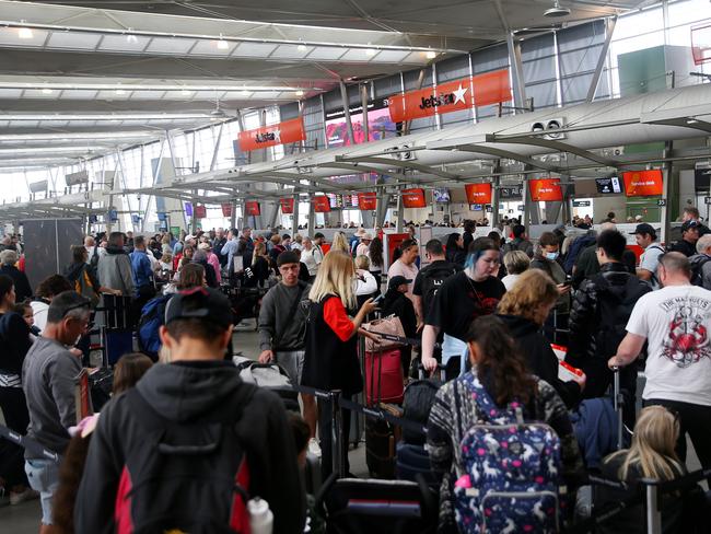 SYDNEY, AUSTRALIA - NewsWire Photos SEPTEMBER 22, 2022: Public Holiday travellers queue and wait at Sydney Domestic Airport. Picture: NCA NewsWire / Nikki Short