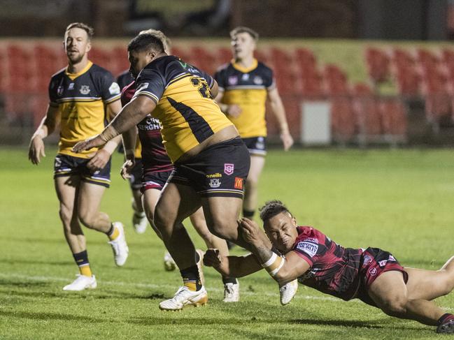 Fine Fa’ianga on the way to score. Picture: Kevin Farmer.