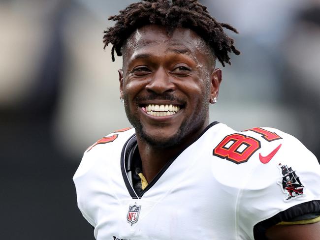 EAST RUTHERFORD, NEW JERSEY - JANUARY 02:  Antonio Brown #81 of the Tampa Bay Buccaneers warms up prior to the game against the New York Jets at MetLife Stadium on January 02, 2022 in East Rutherford, New Jersey. (Photo by Elsa/Getty Images)