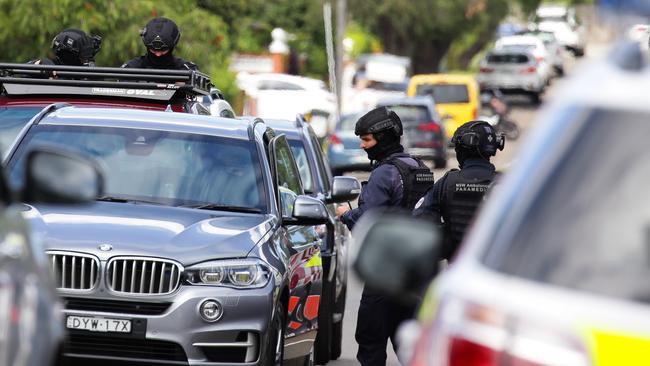 Police speak to locals at Universal Street in Eastlakes where the streets have been blocked off due to the police operation to locate the man. Picture: NCA NewsWire / Gaye Gerard