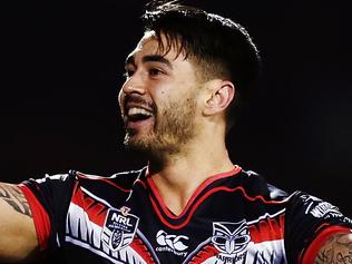 AUCKLAND, NEW ZEALAND - JULY 02: Shaun Johnson of the Warriors celebrates after scoring a try with teammate Issac Luke during the round 17 NRL match between the New Zealand Warriors and the Gold Coast Titans at Mt Smart Stadium on July 2, 2016 in Auckland, New Zealand. (Photo by Anthony Au-Yeung/Getty Images)