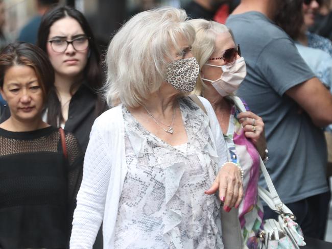 MELBOURNE, AUSTRALIA - NewsWire Photos, JANUARY 6, 2023. People wearing masks in Melbourne as Friday will marks the first day of national Covid data since before Christmas. Numbers are expected to be high as new variants enter the country and Aussies gathered in droves over the holiday season.  Picture: NCA NewsWire / David Crosling