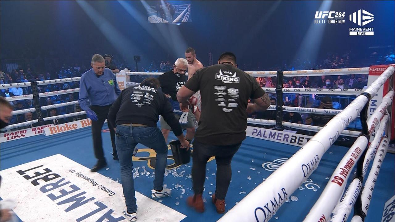 There was chaos between rounds after a bucket of ice was spilt on the ring.
