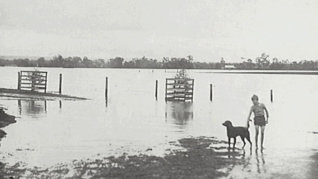 Picture of Nepean River in flood in 1920s. Corner of Elizabeth and Exeter Streets looking towards Macquarie Grove. Chinamens' house on the Davies' property at rear, since washed away in the 1964 flood. Camdenhistory.