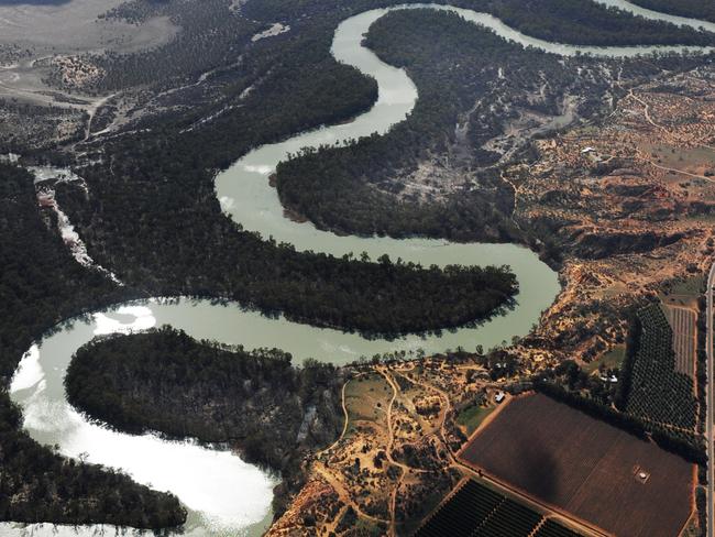 Aerial views of the Murray River, between Renmark and the Victorian border 30 Jul 2008.