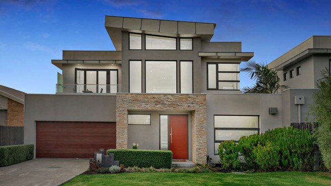 39 Balmoral Ave, Safety Beach is for sale $1.195m-$1.27m price guide.