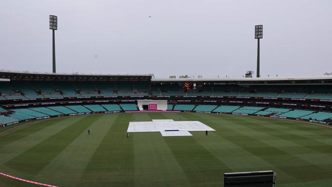 Covers on the SCG square before the start of the fourth Ashes Test. Picture: David Gray/AFP)