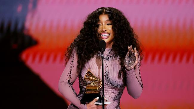 SZA accepts the Best R &amp; B Song award for ‘Snooze’. Picture: Kevin Winter/Getty Images