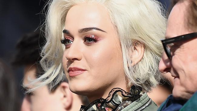 Singer Katy Perry (L) attends the runway for the Marc Jacobs collection during New York Fashion Week on February 16, 2017, in New York City. / AFP PHOTO / Angela Weiss