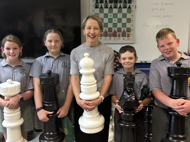 Education Minister Di Farmer with Fernvale State School students during a visit on January 23. Photo: Supplied.