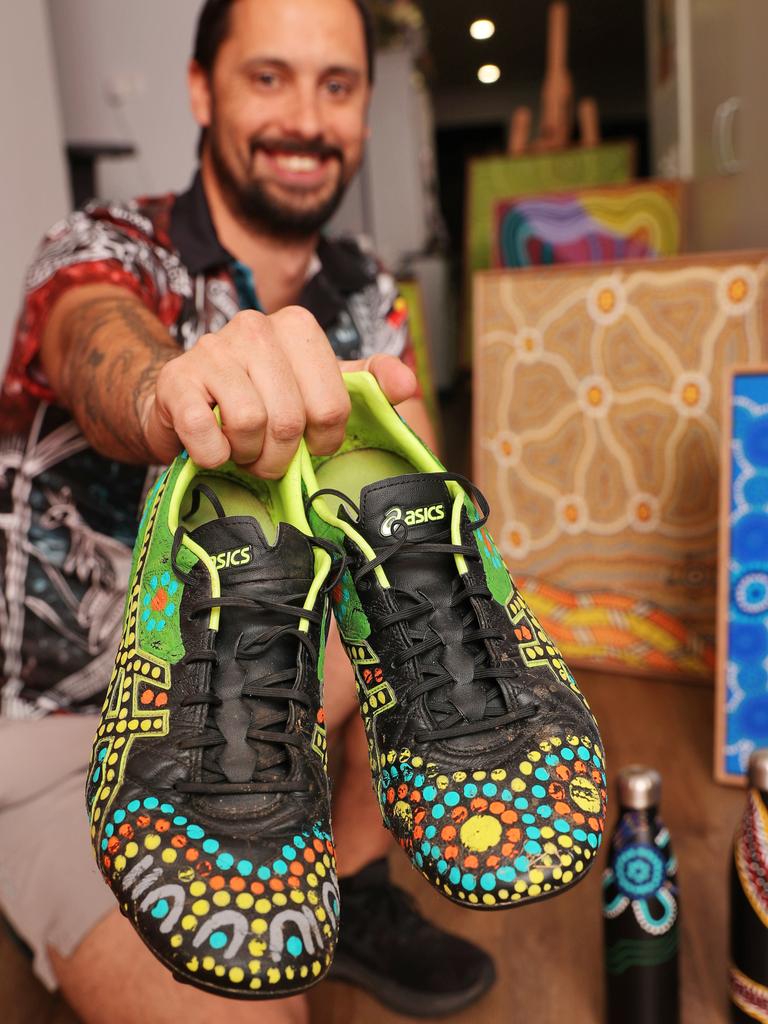 Winchelsea s Joshua James unites passion for footy umpiring with Aboriginal art Geelong Advertiser