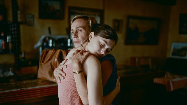 Sandrine Bonnaire and Anamaria Vartolomei in L'événement