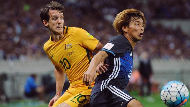 Takashi Inui of Japan competes for the ball against Robbie Kruse of Australia during 2018 FIFA World Cup Asian Qualifier match between Japan and Australia at the Saitama Stadium in Saitama, Thursday, August 31, 2017.(AAP Image/Matt Roberts) NO ARCHIVING, EDITORIAL USE ONLY