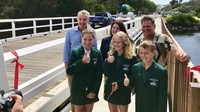 Page MP Kevin Hogan, Ballina MP Tamara Smith and Byron Shire mayor Simon Richardson with three students from Brunswick Heads Public School.