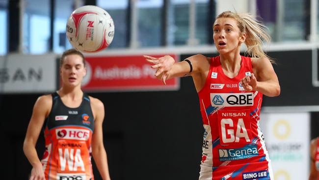 Swifts’ English import Helen Housby gets a pass away against the Giants. Picture: Getty Images