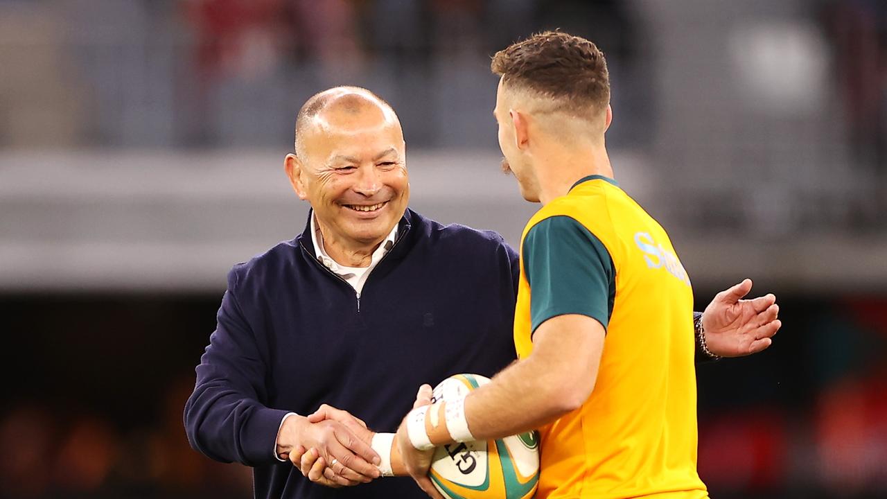 England coach Eddie Jones shakes hands with Nic White of the Wallabies during the warm-up before game one of the international test match series between the Australian Wallabies and England at Optus Stadium on July 02, 2022 in Perth, Australia. (Photo by Mark Kolbe/Getty Images)