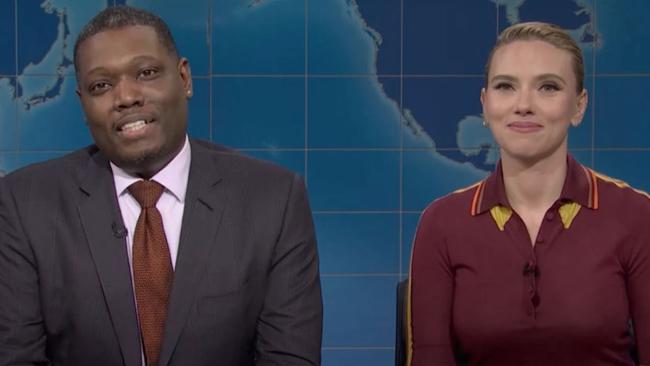 Michael Che has apologised to Scarlett Johansson for comparing her vagina to roast beef last December on Saturday Night Live.