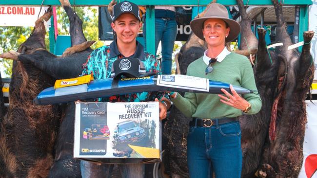 Cr Michelle Wright presents Noah Brand with his prize for taking out ‘open best coloured pig’ at the 2021 Bacon Busters competition. Picture: Facebook